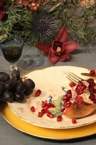 Foto di Fernando Garcia, courtesy of Fioraio Bollettini Milano: "Congedati gli ospiti, i padroni di casa ritorneranno alla tavola ma non faranno quello che a noi verrebbe di fare, sparecchiare, pulire, mettere via, no niente di tutto questo, bensì contemplano ciò è rimasto, ricordano amabilmente ogni ospite guardando come ha lasciato il suo posto, le macchie sulla tavola, il rossetto sulla ceramica, le bacchette spaiate, il tovagliolo ripiegato o meno"