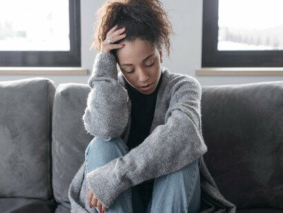 A medicina moderna, construída sobre os pilares da evidência, muitas vezes associa legitimidade clínica à presença de dados objetivos. Nesse modelo, sintomas que não “aparecem” correm o risco de não serem levados a sério. O resultado disso é um ciclo de sofrimento prolongado e deslegitimação. Os pacientes passam por diversos médicos, colecionam exames normais, ouvem frases como “você está estressado”, “isso é ansiedade” ou “não tem nada de errado com você”. Esse processo, além de frustrante, contribui para a deterioração da saúde emocional, para o afastamento das atividades sociais e para o isolamento