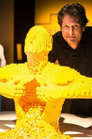 Nathan Sawaya e "Yellow" , uma das suas obras mais famosas