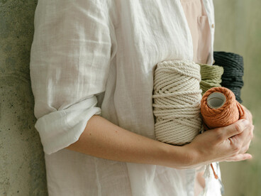 En el ritmo repetitivo del hilo y la aguja encontré una forma de meditar, de ordenar mis pensamientos y de transformar el caos en algo bello y tangible