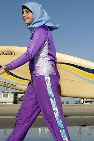 Mulher surfista com burkini