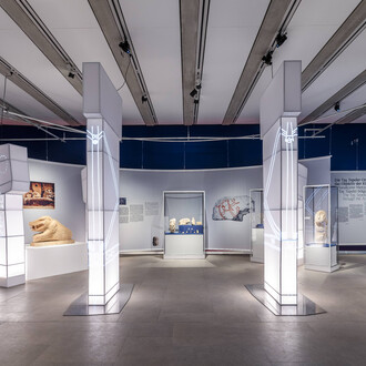 Building community. Göbeklitepe, taş tepeler and life 12,000 years ago, exhibition view. Courtesy of James-Simon-Galerie