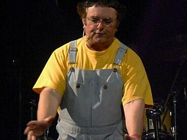 Henri Giraud imita Coluche de macacão na primeira parte de seu espetáculo Tchao l'enfoiré, 2010. Os franceses mais que nunca anseiam tanto por "Le seul candidat qui n'a aucune raison de vous mentir!" quanto agora. Agora, mais e muito mais que em 1980-1981. O que voltou a irritar variadas colorações políticas estabelecidas. Mas, ao mesmo tempo, veio demonstrar que o momentum Coluche segue distante de terminar