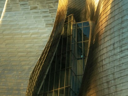 Museu Guggenheim de Bilbao, na Espanha. Aos 82 anos — “quase 83, com boa saúde e muito otimismo”, como faz questão de dizer — Carlos Prudencio Alonso continua aprendendo. Há algo em seu olhar que mistura serenidade e inquietação, como se ele estivesse sempre pronto para a próxima palavra, a próxima aula, o próximo desafio

