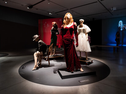 Nacha Guevara, Aquí estoy, vista de exhibición. Cortesía del Museo de Arte Moderno de Buenos Aires