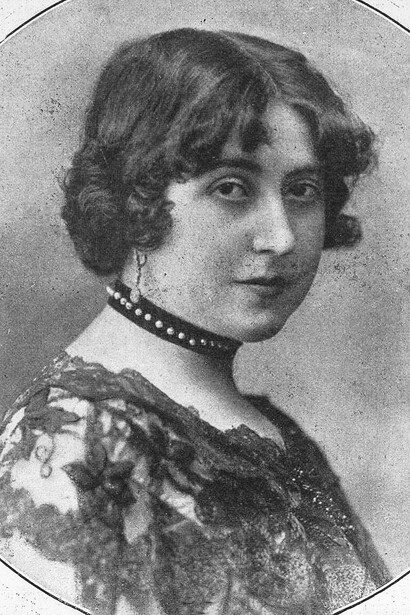 En sus novelas, Espina combina el intimismo emocional con un trasfondo de denuncia social, especialmente en lo referido al rol femenino