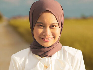 Hani Nosha, cantante malesiana, durante le riprese di un video musicale