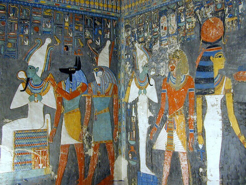 A la izquierda, Osiris sentado, Anubis con cabeza de chacal y Horus con cabeza de halcón. A la derecha, Horemheb ante Osiris. Hathor recibiendo vino. Tumba de Horemheb, Valle de los Reyes, Tebas Occidental, Egipto