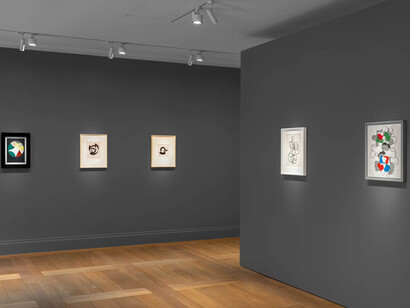 Sophie Taeuber-Arp, La règle des courbes, vue de l'exposition. Avec l'aimable autorisation de la Galerie Hauser et Wirth