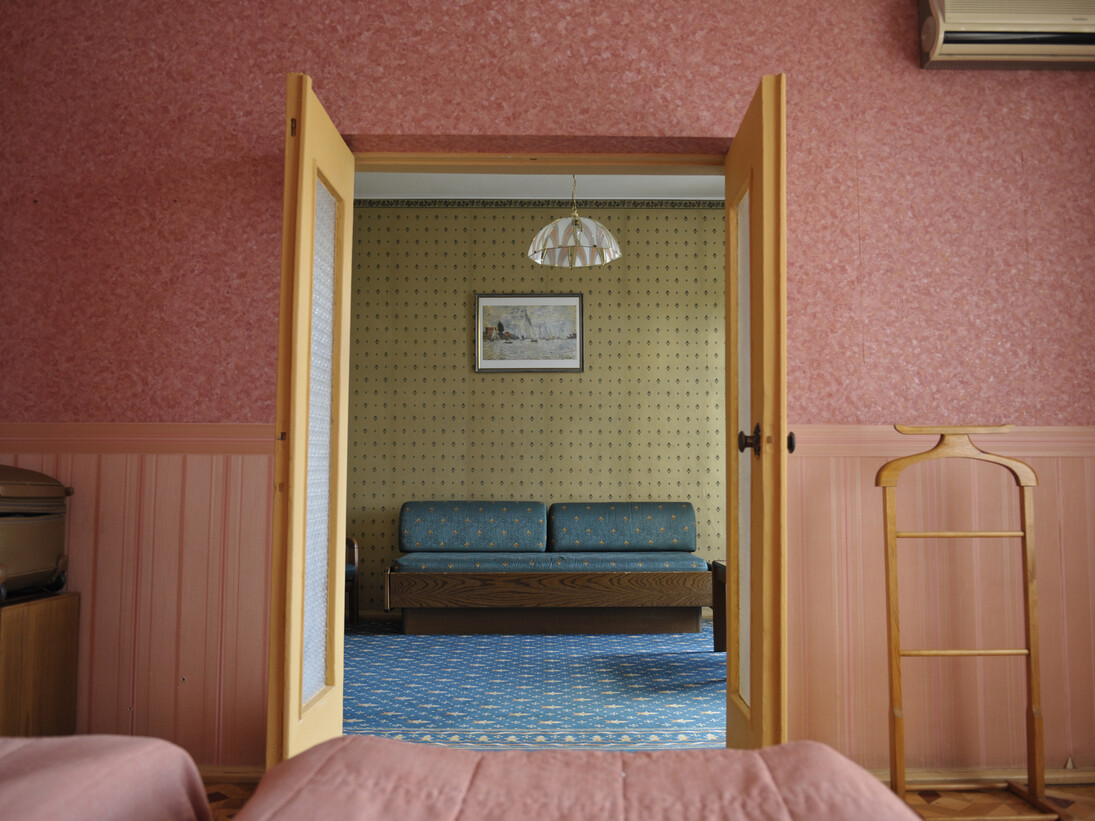 Stephen Shore, Room 509, Dnipro Hotel, Kiev, Ukraine, July 18, 2012, Chromogenic color print, 16 x 20 inches (40.6 x 50.8 cm), 20 x 24 inches (50.8 x 61 cm) paper size