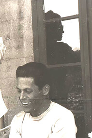 Harriet Taylor, André Lwoff, Jacques Monod, Boris Ephrussi avec un numéro du New Yorker au symposium de Cold Spring Harbor © Archives NCBS, CC BY-SA 4.0
