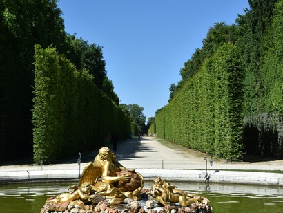 I giardini di Versailles si estendono come un dipinto vivente, dove viali perfetti, aiuole fiorite e laghi scintillanti raccontano l’armonia tra uomo e paesaggio