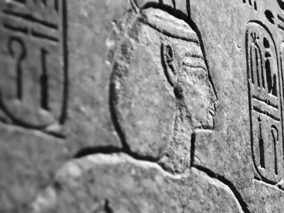 Diante de um templo que parecia egípcio, adornado por desenhos iridescentes que pareciam iluminados por outra fonte que não eletricidade, havia um grupo de jovens aguardando por uma cerimônia. Dentre eles, Louis, que via tudo em primeira pessoa, como se participasse ativamente daquela cena. Os demais falavam em um idioma a princípio ininteligível, mas ao qual o rapaz estranhamente entendia