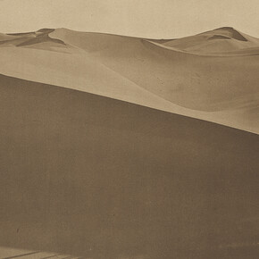 Lehnert & Landrock, ​Sans titre, identifié comme « Dans le désert », 1904-1914. Courtesy of Photo Elysée