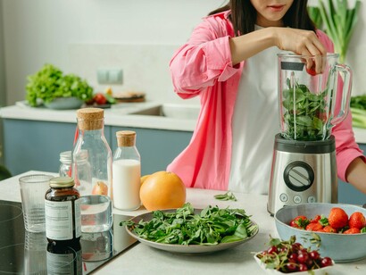 Muher prepara smothie com vegetais. As tecnologias analíticas modernas permitem aos investigadores analisar células individuais. Anteriormente, as biópsias recolhiam muitas células. Quando analisadas, os resultados mostravam a média de todas as células. Ao analisar células individuais, foram detectadas novas diferenças no genoma, epigenoma, transcriptoma, metaboloma, viroma e microbioma