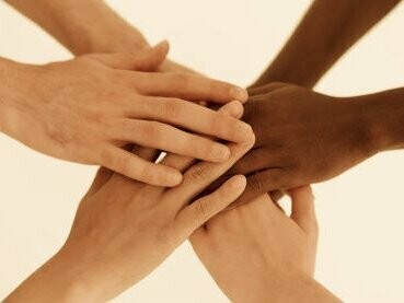 Mãos. O ato de existir e se relacionar passa por profundas transformações e assim foi sempre. Talvez hoje nos achemos sábios demais e por isso parece tão inovador e diferente esse estágio de vida que alcançamos, mas nada é tão igualmente legal quanto ter um dia descoberto o fogo, na minha opinião. A despeito de época, possibilidades, processos embutidos e modernos instrumentos faz-se necessário conter egos e arrogâncias e perceber de fato quem ainda somos diante disso tudo