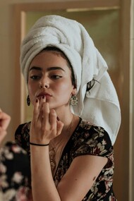 L'ideologia della bellezza ha plasmato nel tempo una concezione del corpo come oggetto di desiderio e perfezione, dove ogni imperfezione sembra essere giudicata come un fallimento rispetto a standard irrealistici