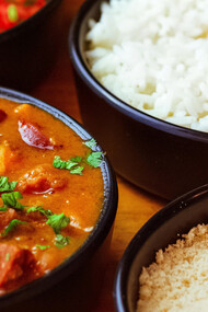 A culinária brasileira é um reflexo de nossa história, unindo influências indígenas, africanas, europeias e asiáticas em pratos que celebram a diversidade cultural. Descubra a riqueza dos sabores e tradições que formam nossa identidade