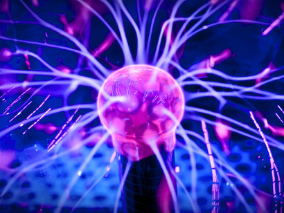 Les flux énergétiques capturés ici symbolisent les lois mystérieuses et souvent incomprises qui régissent le monde vivant