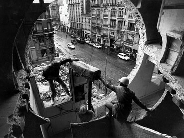 Gordon Matta-Clark, Conical Intersect, 1975