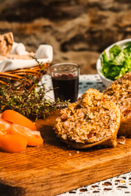 Brulhões. O brulhão é uma iguaria tradicional da gastronomia beirã, confeccionada com bucho (estômago) de cabra, de que se fazem em pequenas bolsas (sacos) devidamente limpas e desinfetadas e que se cozem recheadas com arroz, carne de porco