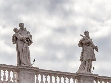 Martiri e santi decorano il colonnato berniniano in Piazza San Pietro, Città del Vaticano