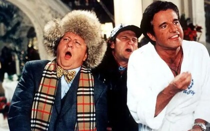 Merry Christmas (2001) di Neri Parenti è un cinepanettone corale che intreccia equivoci e comicità natalizia ambientati tra Cortina e un lussuoso albergo, segnando una delle ultime grandi stagioni del genere classico. Una scena del film con Massimo Boldi, Christian De Sica e Enzo Salvi