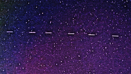  La naturaleza dando lugar a la tecnología. Seis satélites son fácilmente visibles; un séptimo es muy tenue a la derecha. Tenían una magnitud de 3,3 y eran visibles a simple vista. La exposición fue de 2 segundos, Satélites Starlink 6, vistos el 28 de abril de 2020 sobre el estado de Georgia, EE. UU.