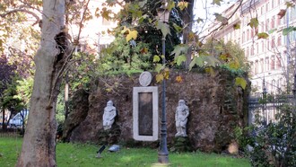 La Porta Alchemica, detta anche Porta Magica o Porta Ermetica o Porta dei Cieli, è un monumento edificato tra il 1655 e il 1681 da Massimiliano Savelli Palombara, marchese di Pietraforte (1614-1685), nella sua residenza, villa Palombara, sita nella campagna orientale di Roma sul colle Esquilino, più o meno in corrispondenza dell'odierna piazza Vittorio Emanuele II, nei cui giardini oggi è stata collocata. Roma, Italia