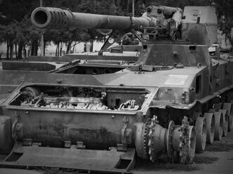 Tanque de guerra. Pelo contrário, quem quer a guerra são as classes sociais que menos riscos correm com a destruição que ela pode causar e mais benefícios podem colher do que se segue à destruição. Quem promove a contra-revolução são as classes sociais minoritárias, mas poderosas que mais beneficiam do statu quo que a revolução quer destruir. Pelo contrário, quem promove a revolução são os grupos e as classes sociais exploradas, oprimidas, discriminadas que, apesar de maioritárias, não encontram outro meio que não a revolução para pôr fim à injustiça de que são vítimas