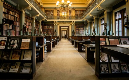 O edifício que abriga o Real Gabinete foi projetado pelo arquiteto português Rafael da Silva e Castro e construído entre 1880 e 1887, em estilo neomanuelino inspirado no Mosteiro dos Jerônimos, em Lisboa. A fachada impressiona com estátuas de figuras históricas, como: Luís de Camões, Pedro Álvares Cabral, Vasco da Gama e o Infante Dom Henrique. Por outro lado, o interior exibe estantes de madeira entalhada, vitrais coloridos e o magnífico Salão de Leitura, com candelabro de cristal e claraboia em estrutura de ferro, considerada a primeira desse tipo no Brasil