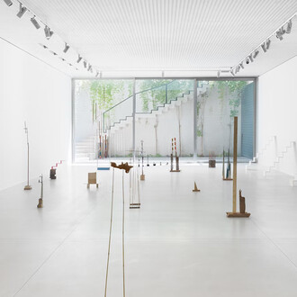 Cecilia Vicuña, Arch future, exhibition view. Courtesy of Xavier Hufkens Gallery