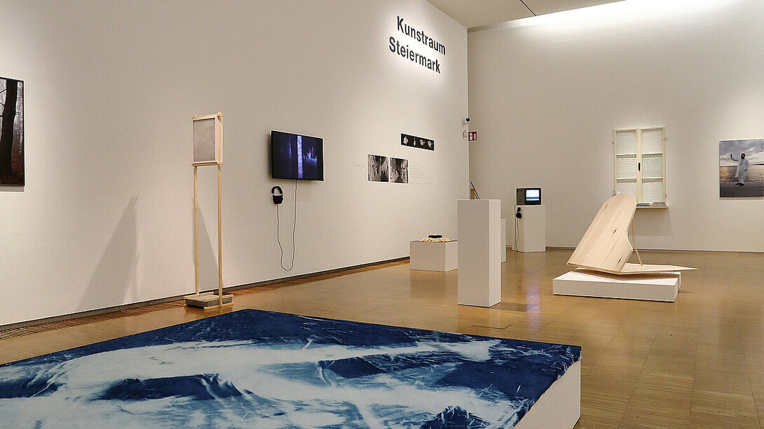 Verschiedene künstler, Kunstraum steiermark 2025, ausstellungsansicht. Mit freundlicher genehmigung der Neuen Galerie Graz