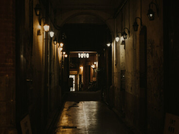 Dans ces rues éclairées, l'ombre des réseaux criminels s’étend sous les yeux de ceux qui ferment les yeux sur la réalité