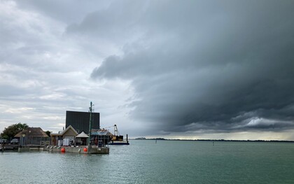 Nubi tempestose sulla laguna di Grado, Italia, foto di Flavius Roversi