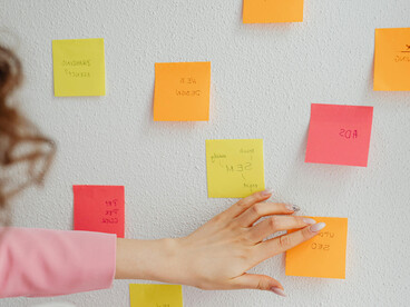 Organizarse con mentalidad de diseñador implica revisar qué funciona y qué no, adaptando nuestras estrategias según la experiencia que tenemos de nosotros mismos