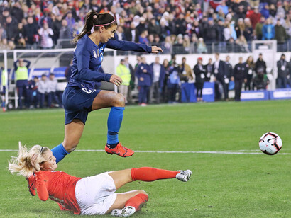 Alex Morgan en un partido entre las selecciones de Estados Unidos e Inglaterra. Fotografía de Jamie Smed