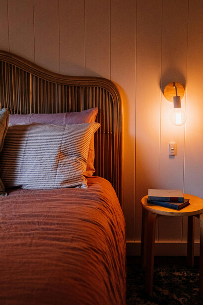 En ese cuarto modesto, casi anónimo, la convivencia forzada termina abriendo un espacio para la solidaridad entre quienes apenas poseen algo más que su propia fragilidad