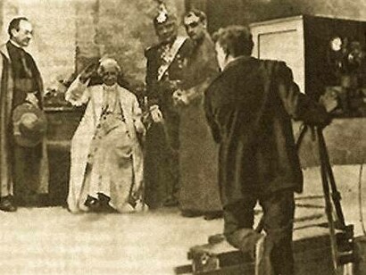 Nell'aprile-maggio 1898 l'inglese William Kennedy Laurie Dickson dell'American Mutoscope & Biography Company filmò Papa Leone XIII nei giardini del Vaticano. Fu la prima volta che un Papa apparve davanti a una cinepresa e la benedisse (e gli spettatori)