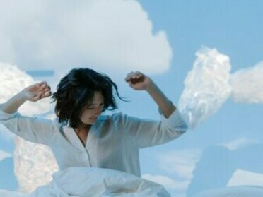 Elle sait bien que se réveiller est la première étape pour réaliser ses rêves, il faut donc se réveiller.