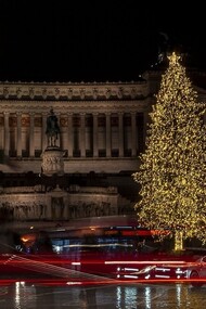 I mercatini di Natale in Europa hanno origini medievali, risalenti al XIV secolo in Germania e Alsazia. Roma, Italia