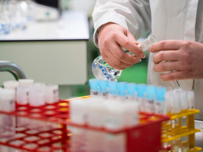 Préparation d’échantillons biologiques : la biologie contemporaine relie la chimie, la physique et la vie, prolongeant le débat entre vitalisme et matérialisme hérité de la Renaissance