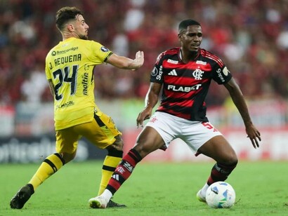Jogadores do Flamengo em campo. Bati tanta tecla nas redes sociais, marcando todos os jogadores, diretoria e torcida do Flamengo, contra os tais paulos Grillo e Sousa, que o aquecimento do goleiro Hugo Souza, na época titular absoluto, passou a ser completado no vestiário