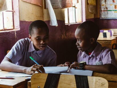 Tão incisivo quanto complexo, o jornalista Fernando Lima acredita numa reforma no sector da cultura, desde que esteja livre do que chama de parasitismo e paternalismo. “Sou contra o parasitismo e o paternalismo que são duas características que envolvem muito o sector da cultura e as pessoas que fazem cultura e arte neste país. Eu acho que essas pessoas têm que estar no sector pelos seus méritos, pelas capacidades e não porque são levados ao colo pelas instituições do Estado ou pelas filiações partidárias”