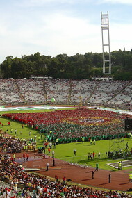 Estádio Nacional do Jamor durante o evento "A mais bela bandeira do mundo" - promoção da participação portuguesa no Mundial de Futebol 2006. No que diz respeito à Liga Portuguesa, uma alteração importante seria a mudança de horários dos jogos. Atualmente, muitos jogos ocorrem à noite, dificultando a ida das famílias aos estádios. Realizar os jogos ao fim de semana, durante a tarde, tornaria os estádios mais acessíveis para um público mais amplo, promovendo um ambiente familiar e inclusivo. Além disso, ao realizar os jogos nesse horário, as cidades vizinhas aos estádios poderiam beneficiar do aumento do turismo e da movimentação social, promovendo o futebol como uma atividade divertida para todas as idades