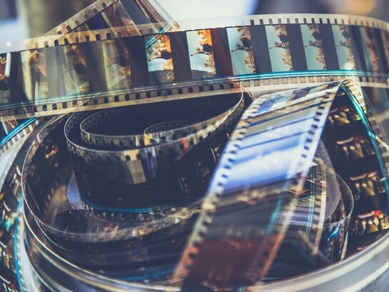 Attraverso "Tornare"(Comencini), "Lacci"(Luchetti) e "La Tenerezza"(Amelio), il cinema mette in scena le fragilità e le contraddizioni del mondo, svelando come il tempo, i luoghi e i legami familiari diventino specchi della condizione umana