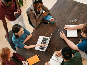 In a meeting, points of view normally converge