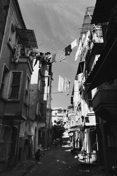 O percurso provoca sensação de labirinto vivo, onde gestos corriqueiros adquirem solenidade. A comunidade respira como organismo que tenta rearrumar o próprio destino com ferramentas corroídas