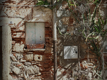 Attorno al patio, tra il forno ancora caldo, il vino versato senza misura e le battute taglienti, la convivialità familiare diventa un rito antico e inevitabile