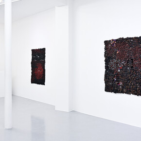 Eva Obodo, And we hired a carpenter to patch the cloth, vue de l'exposition. Avec l'aimable autorisation de la galerie Afikaris et de l'artiste